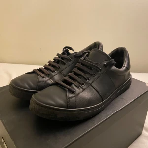 Burberry skor - Svarta skor från burberry i bra skick. Använda en del men få slitningar pga bra kvalité. Storlek 43,5 skick 8/10 syns på bilder. 