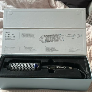 Cera Hot Styling Brush 38mm - Värmeborste från Cera som är 38mm. Nästintill oanvänd så i jättefint skick! Perfekt för att locka håret eller göra blowout med! Öppen för att diskutera pris och byten:)