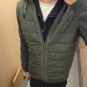  Pier One cardigan - Snygg grön quiltad jacka med dragkedja och ribbade detaljer. Perfekt för kyligare dagar med sin stilrena design och bekväma passform.