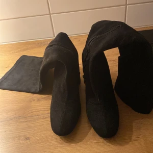 Höga klackskor - Säljer nu dessa fina klackskor i mocka från pretty little things (PLT) då dom var alldeles för höga för mig. Aldrig använda utomhus, endast prövade.