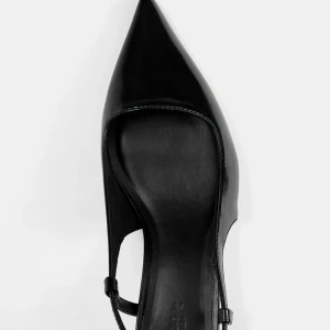 Svarta klackar med spetsig tå - Helt slutsålda Eleganta svarta korta klackar med spetsig tå och smal rem runt hälen. Perfekta för en stilren look. Använd en gång, nypris 379