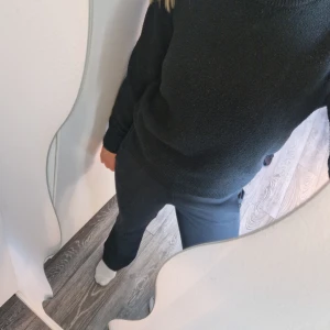 Svart tröja från H&M - Säljer en klassisk svart tröja från H&M. Den har en enkel design med rund hals och långa ärmar, perfekt för en stilren look. Tröjan är tillverkad i ett mjukt material som gör den bekväm att bära.