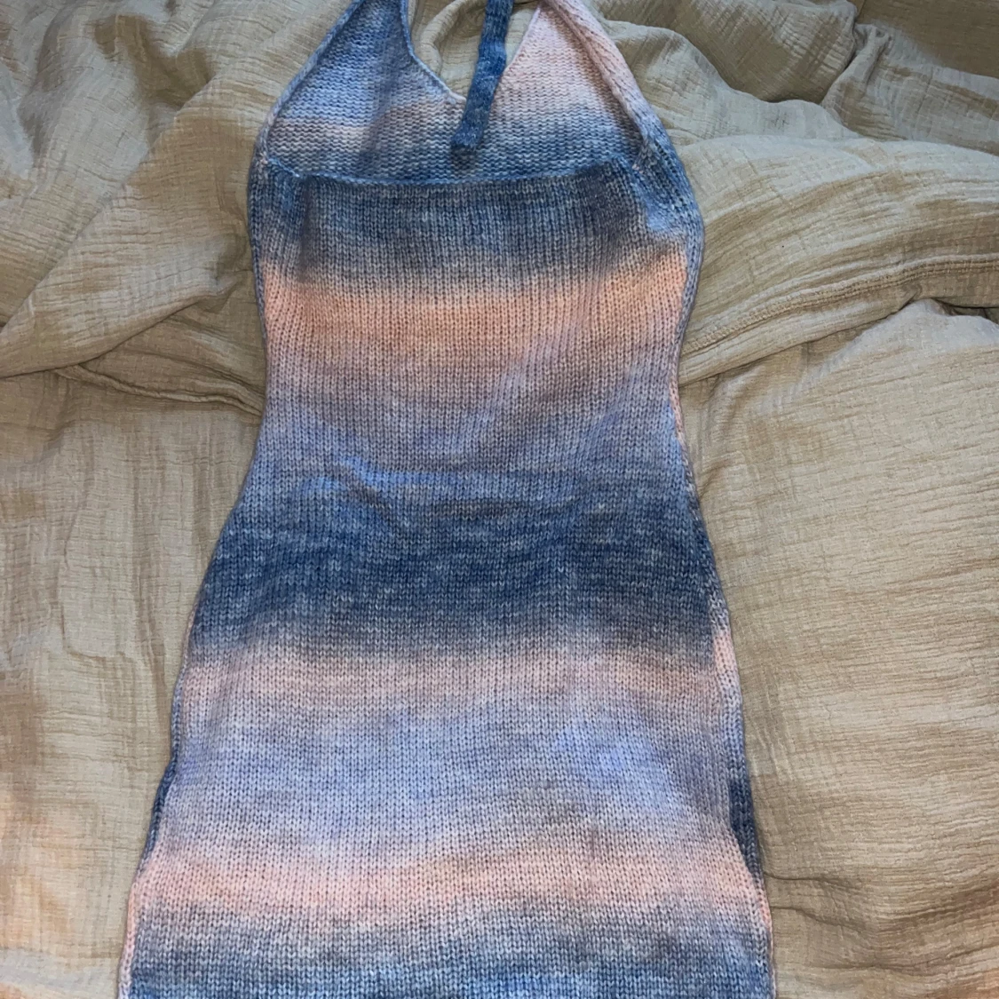 Stickad klänning i blå och rosa toner - 1