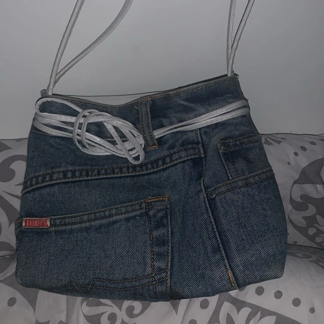 Jeansväska med vita axelband