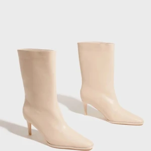 Beige stövletter med klack - Snygga beige stövletter med klack och spetsig tå från Nelly.Perfekta för att lyfta din outfit med stil! Dem är använda vid två tillfällen och har fått några små fläckar, därav priset men jag tror fläckarna kan tvättas bort 🥰