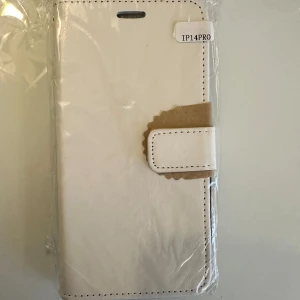 Vit mobilfodral för iPhone 14 Pro - Snyggt och stilrent vitt mobilfodral för iPhone 14 Pro. Fodralet har en praktisk stängning med magnetflik och är tillverkat i syntetmaterial. Perfekt för att skydda din telefon med stil.