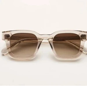 Beige fyrkantiga solglasögon - Stilrena solglasögon med transparent beige båge och fyrkantig form. Glasen är bruna och tonade vilket ger en cool vibe. Perfekta för att lyfta din look med en modern touch.
