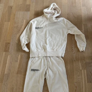 Beiga mjukisbyxor från Amisu XL - Beiga mjukisbyxor från Amisu, hoodie XL & byxor S 