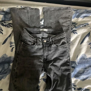 Grå jeans från Perfect Jeans, stl 34 - Säljer ett par grå jeans från Perfect Jeans i storlek 34. Low waist och boot cut jeans. Använd ett antal gånger men ser ändå okej ut.💞💞