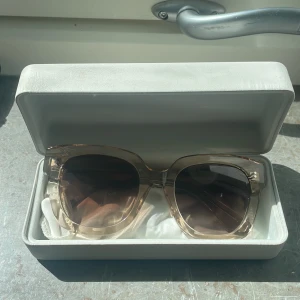 Ecru solglasögon - CHIMI - Snygg chili glasögon i färgen ecru och storleken 08. Aldrig använda och sååå snygga