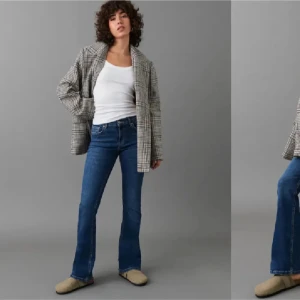 Low waist bootcut jeans - Super snygga trendiga low waist bootcut jeans ifrån gina. Är i bra skick men har sytt om de så de är lite mer lågmidjade då dem från början va mer mid waist på mig💗