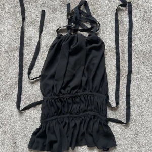 Svart topp - Säljer denna helt nya populära toppen från shein som man knyter i ryggen och nacken 🫶🫶