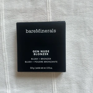 bareMinerals Gen Nude Blonzer Kiss of Copper - bareMinerals Gen Nude Blonzer i nyansen Kiss of Copper är en hybrid mellan rouge och bronzer. Färgen är en varm koppar-rosé med skimrande finish. Kommer i en rund svart dosa med pressat solstrålemönster. Perfekt för att ge kinderna en solkysst glow. Oanvänd!! Ord pris 395kr