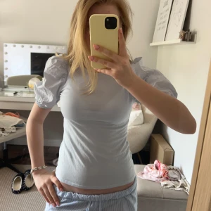 Ljusblå topp med puffärmar - Säljer en ljusblå topp med korta puffärmar från h&m😋