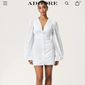 Adoore Florensklänning - Den jättefina populära vita florenceklänningen från Adoore, endast använd på studenten så nyskick! Nypris 1495 kr. 💕💕Storlek 36 men passar även 34 jättebra. 