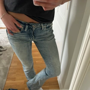 Silver Jeans Slim Bootcut ljusa jeans - Säljer ett par ljusblå bootcut jeans från Silver Jeans, modell Suki Slim Boot. Jeansen har låg midja, klassisk fickdesign och snygga slitningar. Materialet är jeans med stretch och bakfickan har en broderad detalj. Köpta i New York för ca 1000 kr.