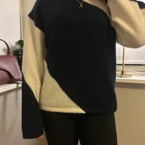 Svart och beige stickad tröja - Snygg stickad tröja i ifrån Gina med mörk blått och vit,en populär tröja som ja nu säljer i storlek xs
