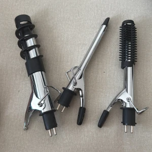 Locktångsmunstycken i silver och svart - Tre utbytbara locktångsmunstycken i silverfärgat metall och svart plast. Ett spiralmunstycke, ett smalt klassiskt och ett med borste. Perfekt för olika lockar och styling. Passar till locktång med utbytbara huvuden.