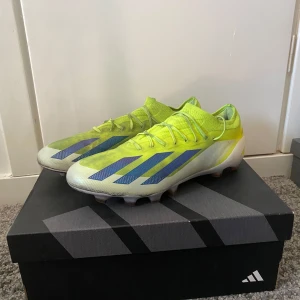 Adidas X Crazyfast Elite solar energy fotbollsskor  - Säljer ett par Adidas crazyfast fotbollsskor i elite sulorna är i FG och nypris är runt 3000 på dessa skor använda i några månader men inget är sönder utom att dom ser lite använda ut.