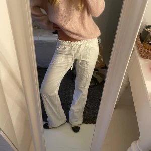Linnebyxor - Snygga vita linnebyxor med avslappnad passform och snörning i midjan. Perfekta nu till sommaren!💞