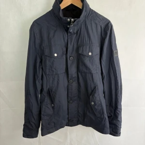 J.lindeberg field jacket  - Fint skick! Modellen är 185 och bär M