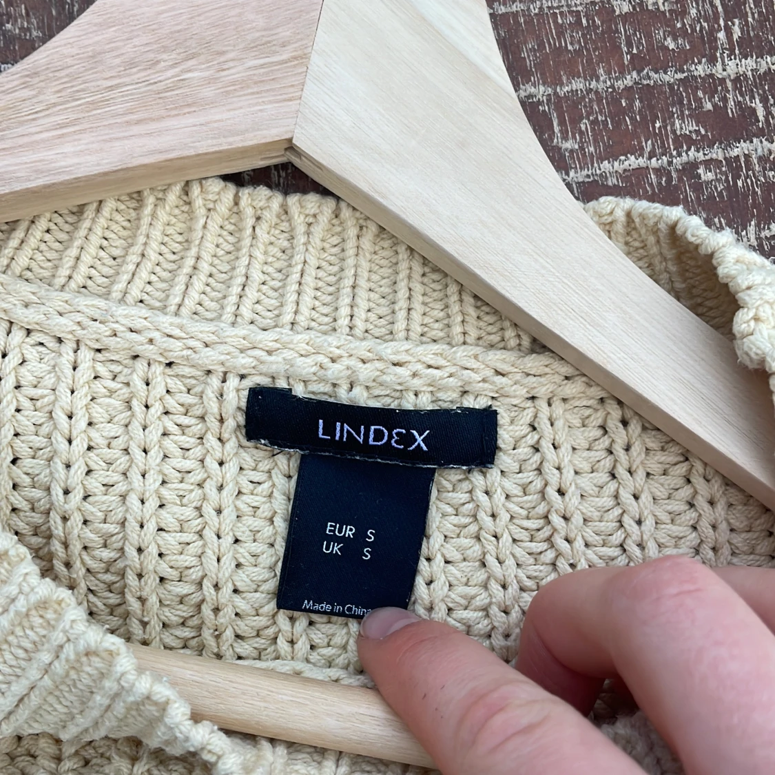 Beige stickad tröja med grov struktur - 4