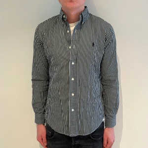 Ralph lauren skjorta  - Ralph lauren skjorta | Skick: 9,5/10 | S | Fraktar via postnord eller instabox på köparens bekostnad | Hör av dig vid minsta fråga eller fundering! 
