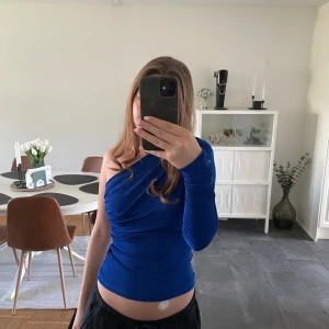 Blå topp med en ärm - Fin fest topp med en ärm och lite puff på ena axeln, endast testad och i väldigt bra skick. 💕