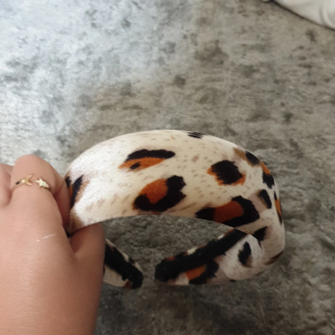 Bred diadem med leopardmönster används mest till grwm men kan även ha det till andra tillfällen - 1