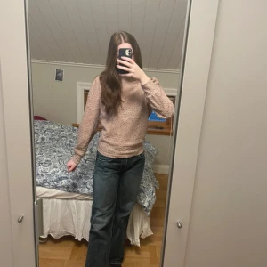 Beige spetsblus Holly & Whyte - Superfin beige blus från Holly & Whyte med broderade detaljer och spetsmönster. Långärmad modell med rund hals och lätt puff vid axlarna. Perfekt för dig som gillar romantisk och feminin stil.💞