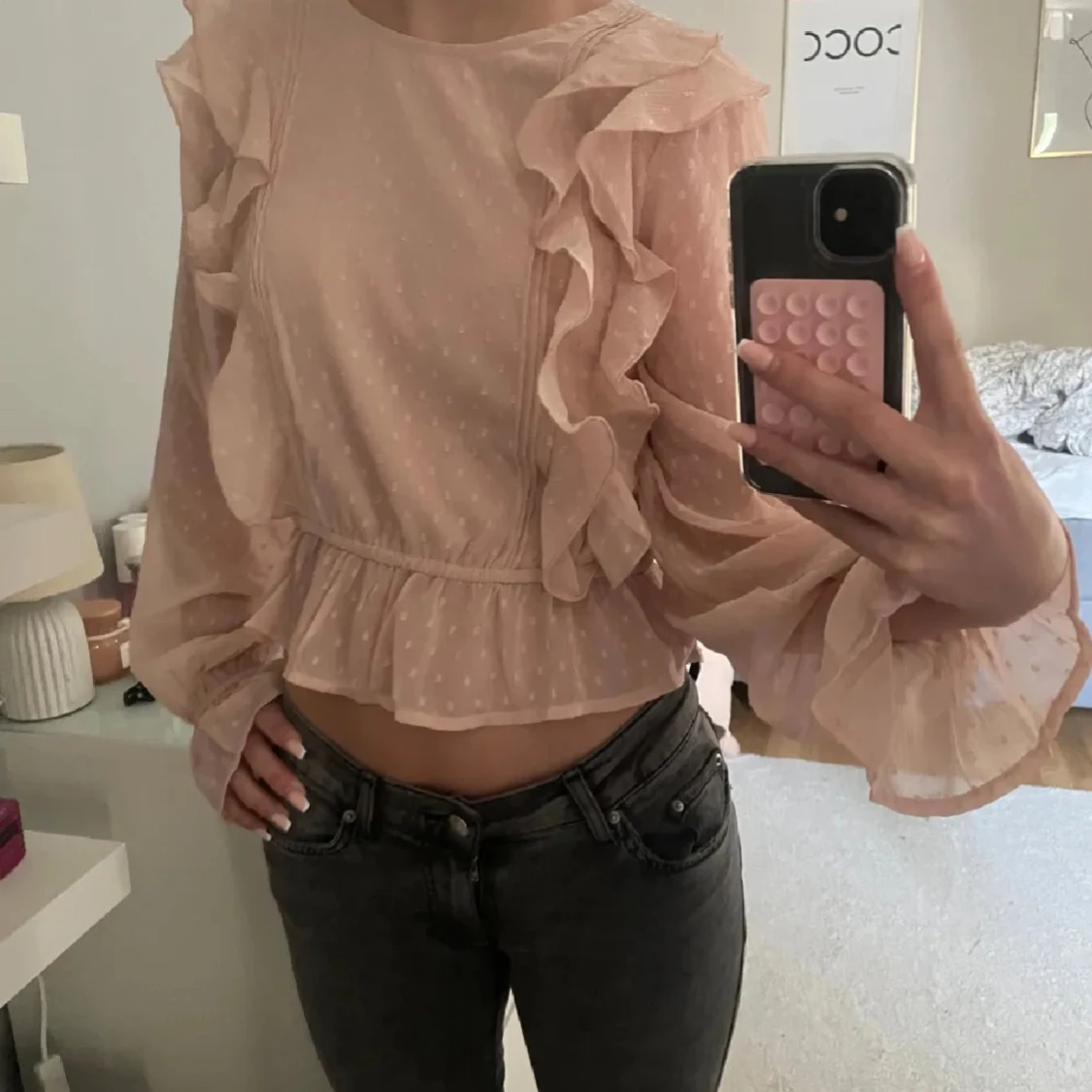 Ljusrosa blus med volanger från NA-KD