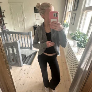 Grå kofta från HM - Säljer min jättefina unika grå kofta från HM. Modellen är kortare och har långa ärmar. Ribbad utan spänne. Äldre modell men koftan är i jättefint skick utan några defekter.🥰