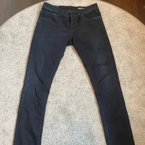Dondup George Jeans - Tja! Säljer dessa feta Dondup Jeansen! Storlek 32  Skick 10/10 använda fåtal gånger  Nypris: ca 3000 kr  Säljer för 799
