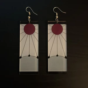 Demon Slayer Örhängen - Tanjiros örhängen från animen demon slayer. Snyggt statement-smycke som verkligen sticker ut. Köpta från Etsy för flera år sedan men knappt använda