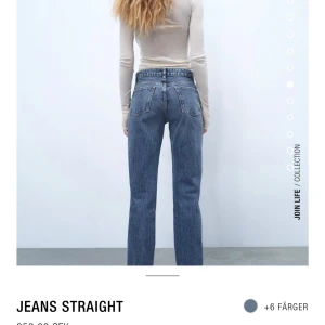 Blå raka jeans  - Snygga blå jeans med rak passform från zara aldrig använda. Klassisk femficksmodell i denim med knapp och dragkedja framtill. Perfekta till en enkel topp eller hoodie för en chill look. Kan sicka bilder på varan med prislappen kvar om önskas. 
