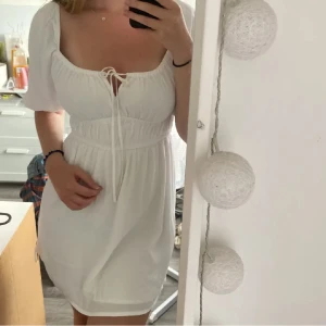 Vit kort klänning - Så söt klänning from bikbok💓 använd en gång!