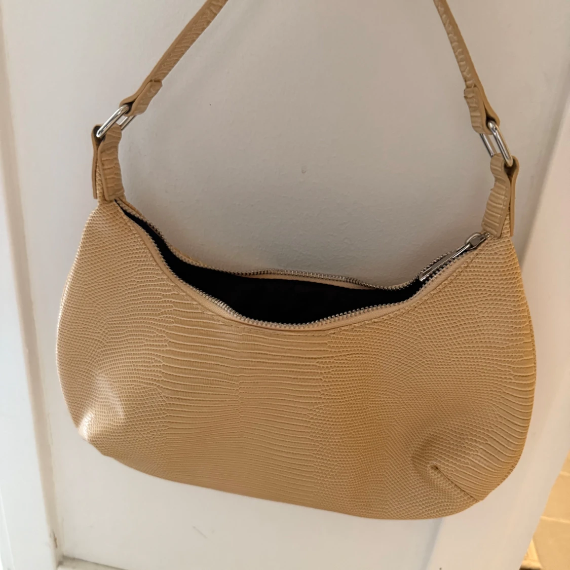 Gul axelväska med reptilmönster - 1