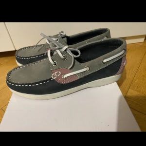 seglarskor/båtskor/loafers - Seglarskor, loafers, båtskor från Seapoint i storlek 36. I fint använt skick.