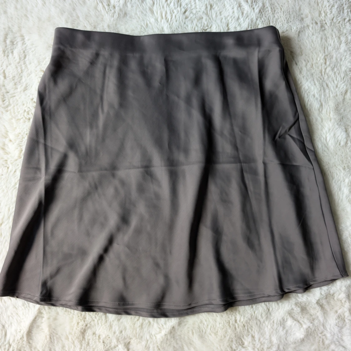 Grå/bronze kjol från BikBok i storlek L