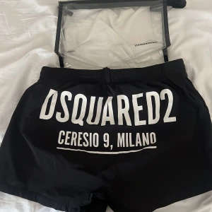 Svarta badshorts från Dsquared2 - Svarta badshorts från Dsquared2 autentiska bra skick storlek 48 M.