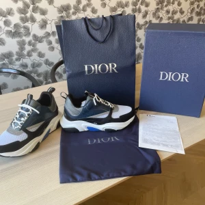Dior b22 blåa - Snygga blåa dior b22 som är perfekta nu till sommaren. Kommer med originalkartong och dustbag. Kvitto kommer även med. Skorna är helt nya!!