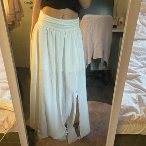 Vit långkjol med slits - Superfin somrig långkjol