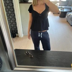Svart blus🫶🏼 - Supersöt svart topp med korta ärmar och knyt framtill💘Den är aldrig använd och är i superbra skick🫶🏼Det är storlek M men passar mig som brukar ha S/XS!
