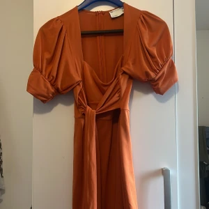 Klänning - Orange klänning från asos, jätte vacker! 