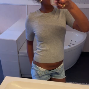 Finstickad T-shirt  - Säljer en grå finstickad T-shirt ifrån lager157 i bra skick 