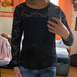 Svart långärmad spetströja - Ärmarna kanske är lite korta. Jag är 160cm.