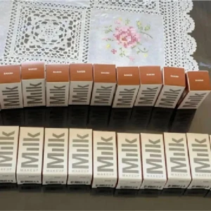 Milk Makeup Bronzer Stick Baked - Milk Makeup Bronzer Stick i nyansen Baked. Krämig bronzer i stickformat som ger en naturlig solkysst look. Kommer i en vit förpackning med grå text och brun topp. Perfekt för att skulptera och värma upp ansiktet med enkel applicering.