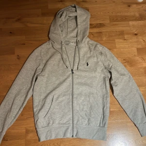 Zip hoodie - Säljer nu min zip hoodie från Ralph lauren, fick i 19 års present köpt på Nk i Göteborg. Knappt använd, 10/10 skick. Nypris 2295kr. Hör av dig om du är intresserad!
