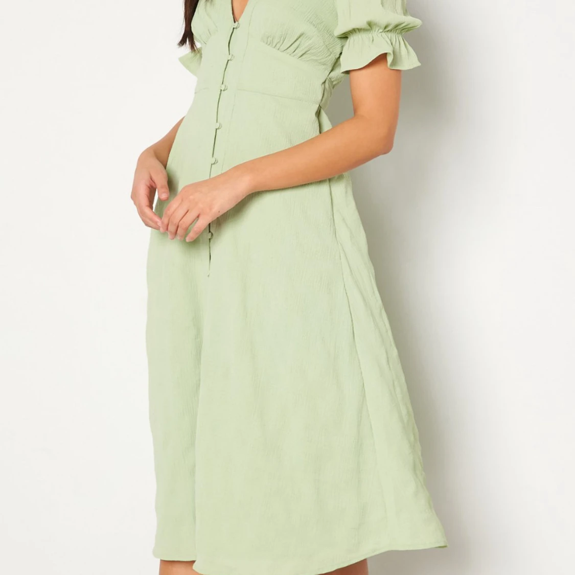 Midsommar/sommarklänning Ljusgrön omlottklänning med puffärm - 2
