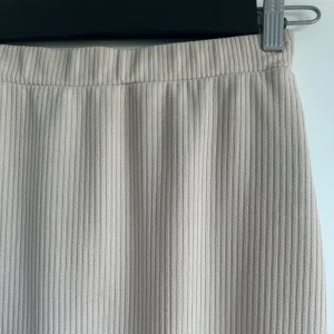 Kjol - Ribbad midikjol med med resår och slits i sidan